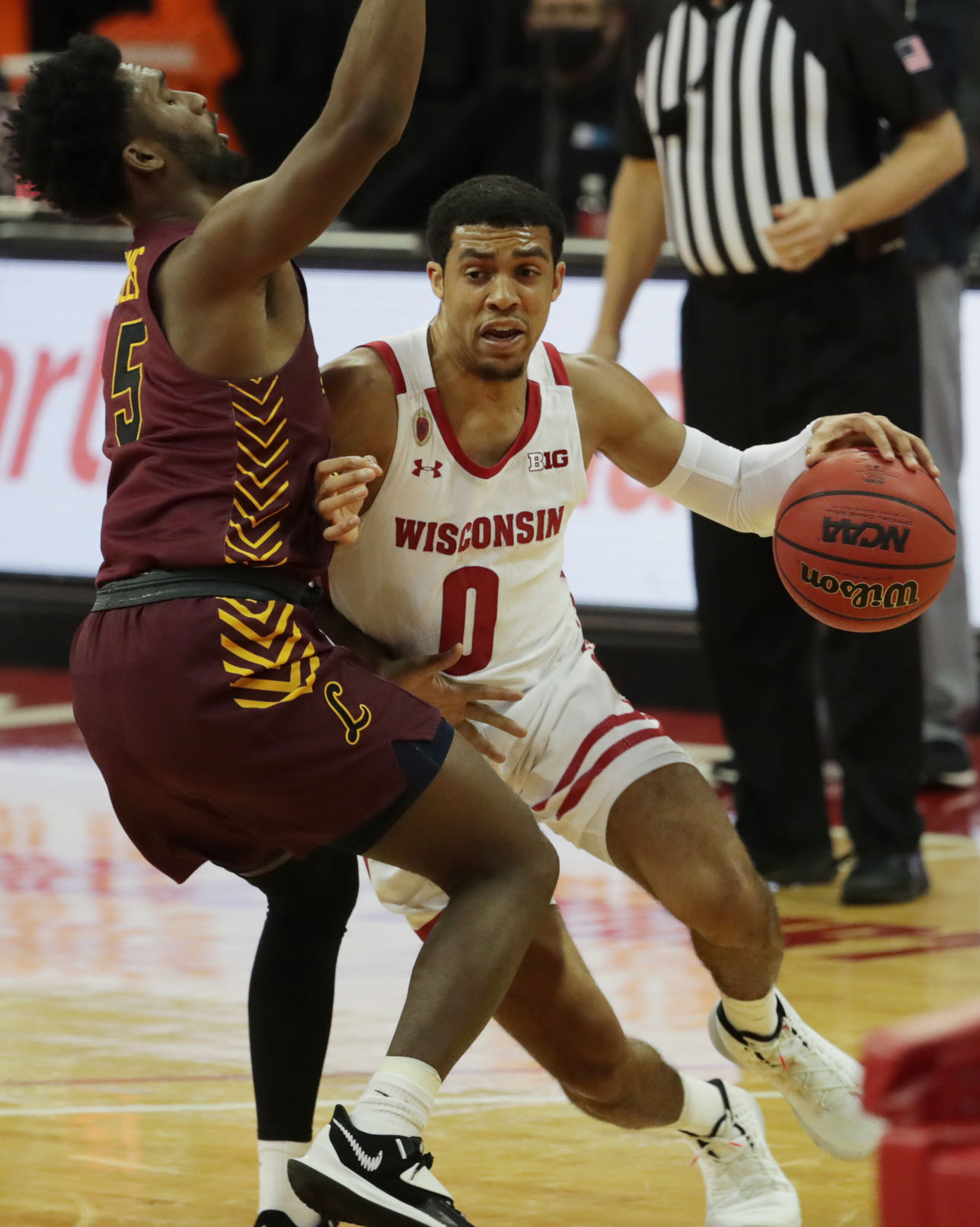 UW 77, Loyola Chicago 63